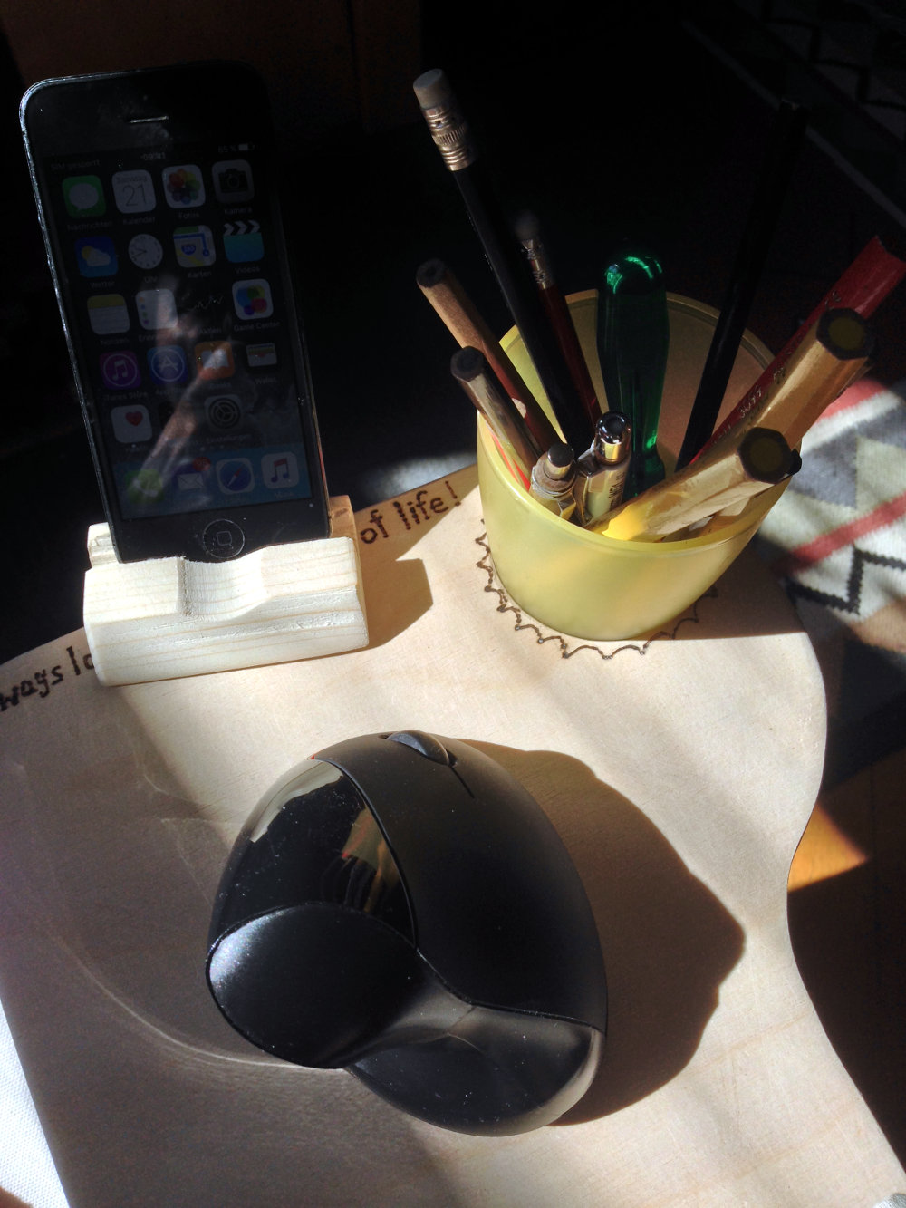 Arbeitsflche fr Maus und Arm befestigt auf Armlehne eines Brosessels mit Phablet/iPhone